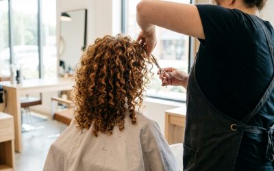 Couper les cheveux frisés : les secrets de la coupe à sec